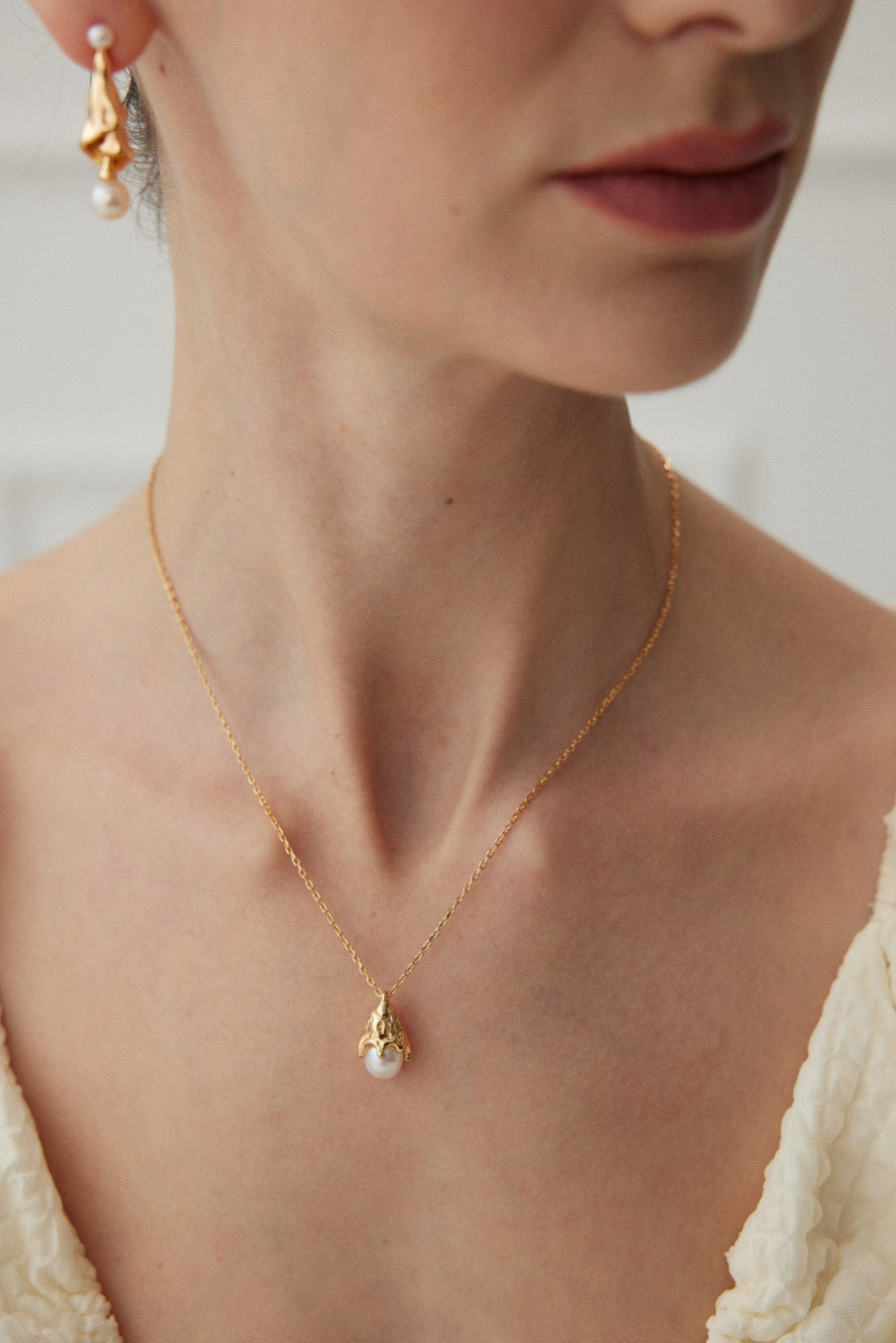 Luminous Pearl Pendant Necklace