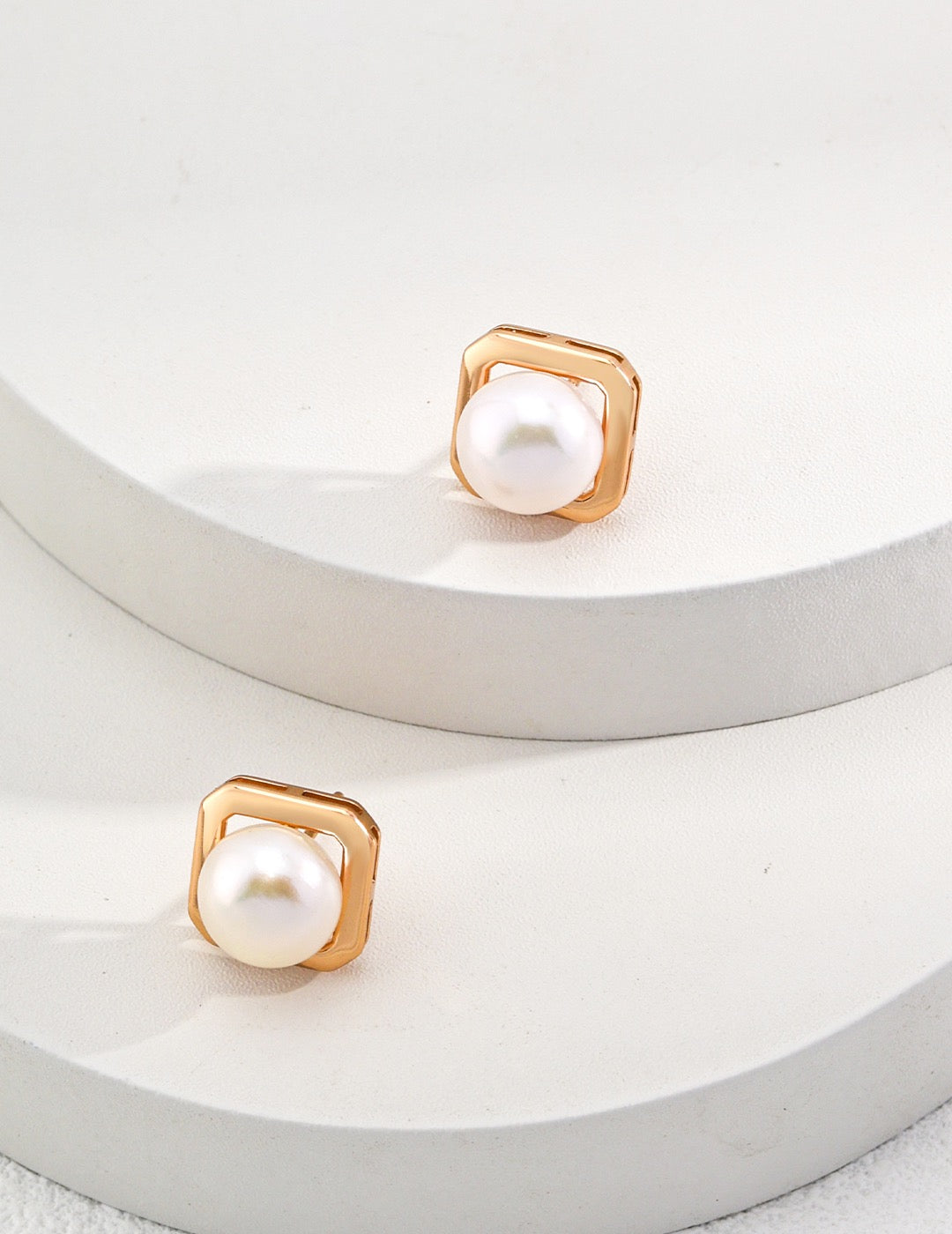 Classic Gold Frame Pearls Earrings