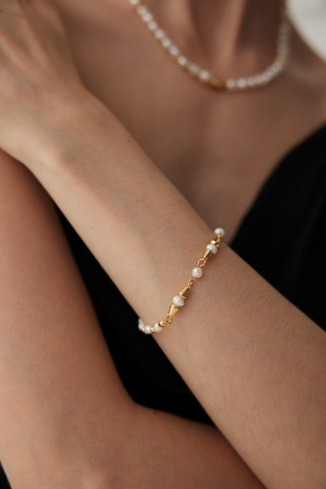 Flowing Pearl Bracelet